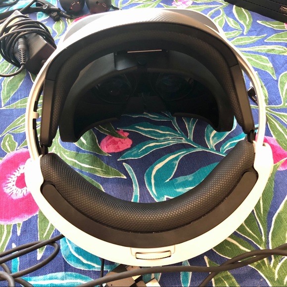 PS4 VR w/ games & VR gun included - Picture 4 of 12